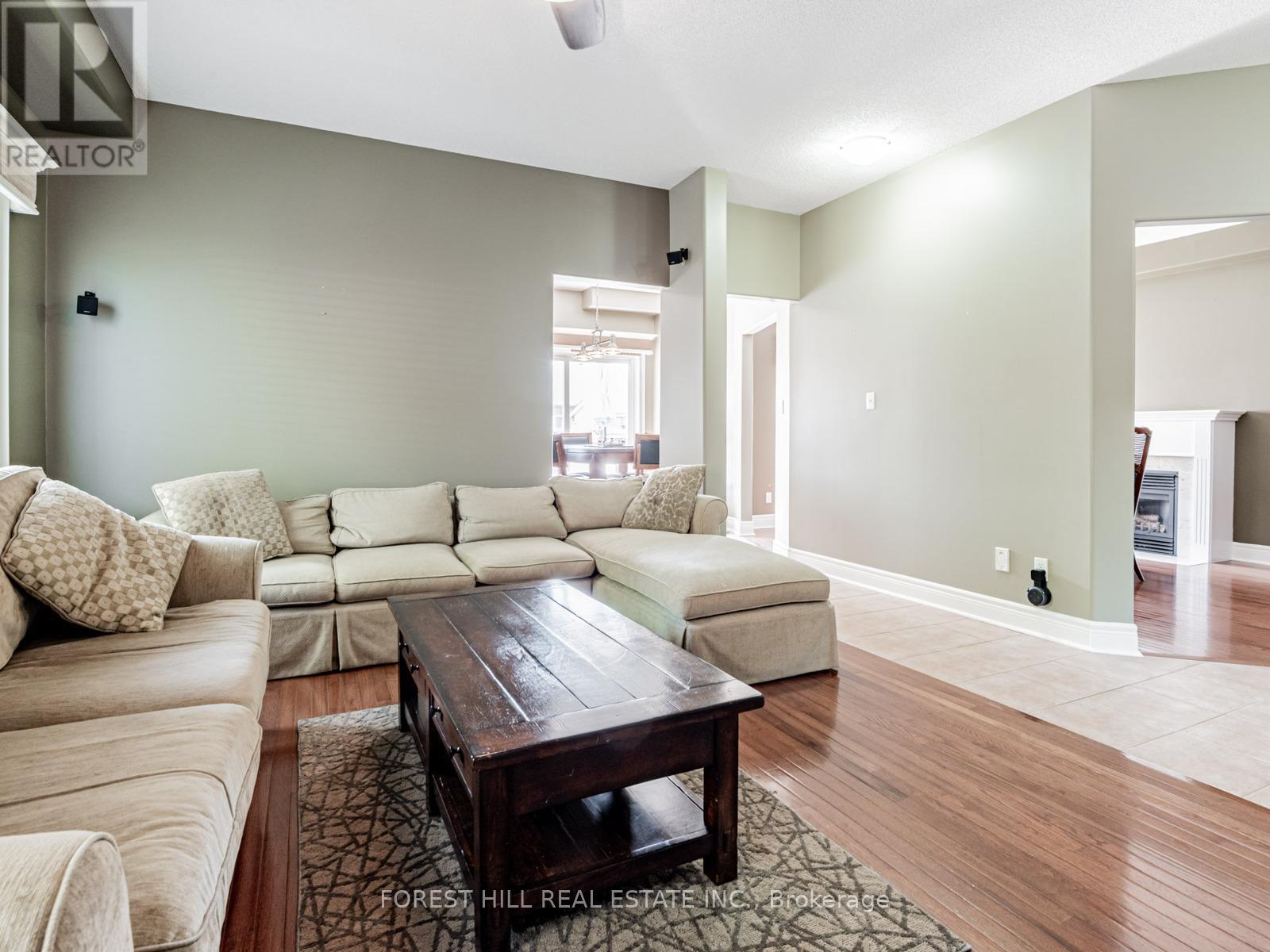 33 Connaught Lane, Barrie, Ontario  L4M 0A6 - Photo 8 - S12255742