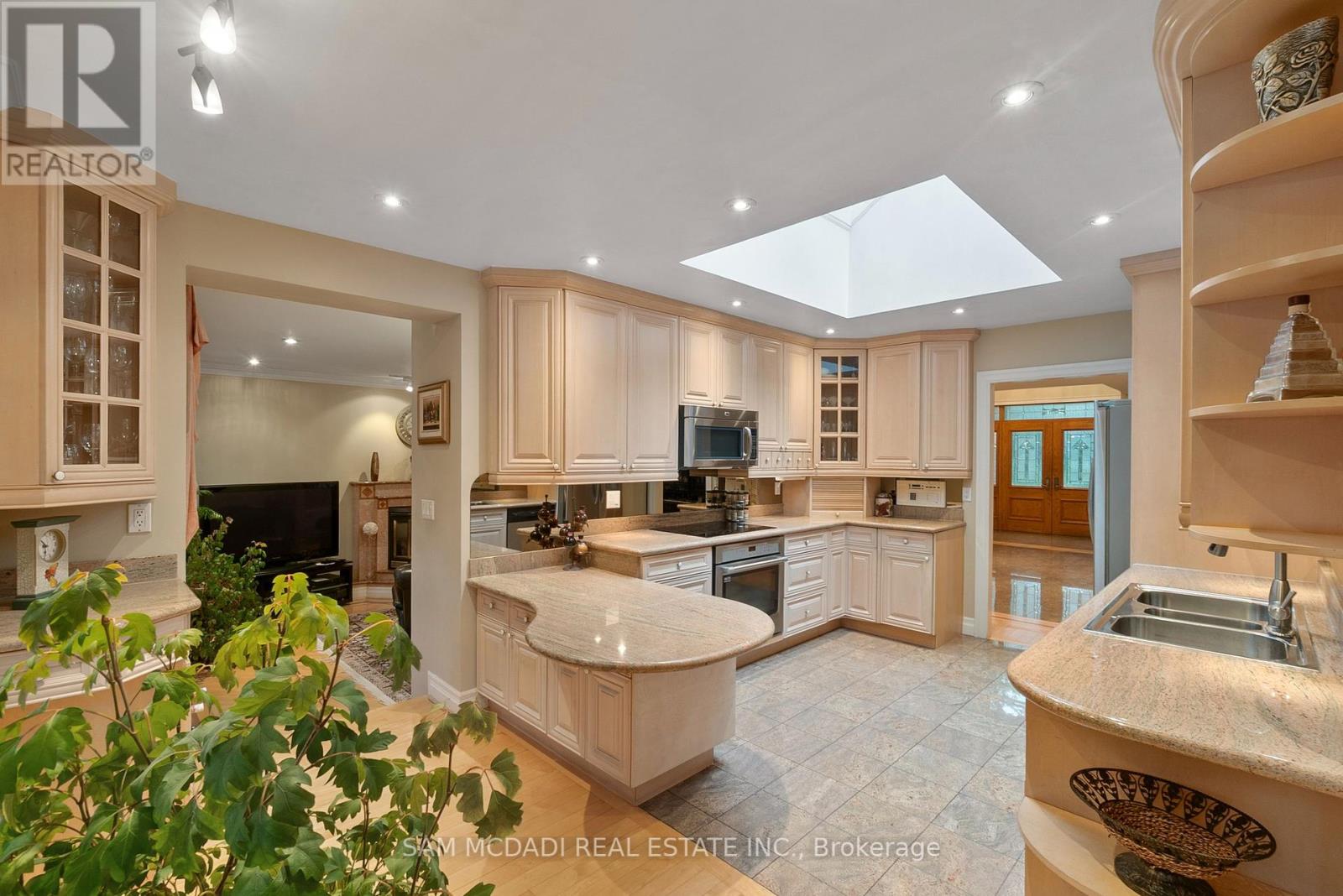 978 Tennyson Avenue, Mississauga, Ontario  L5H 2Z1 - Photo 11 - W12255792