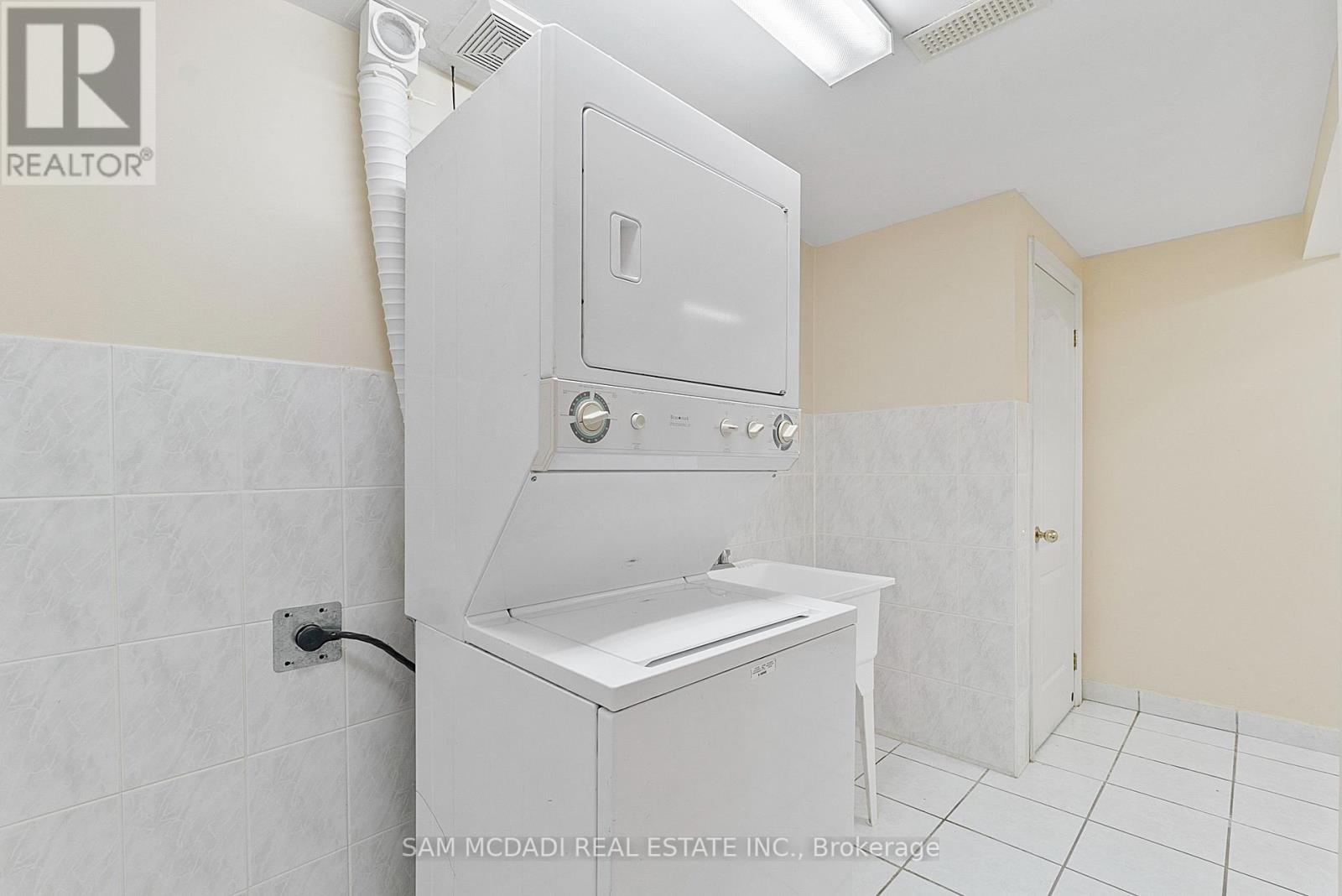 978 Tennyson Avenue, Mississauga, Ontario  L5H 2Z1 - Photo 36 - W12255792
