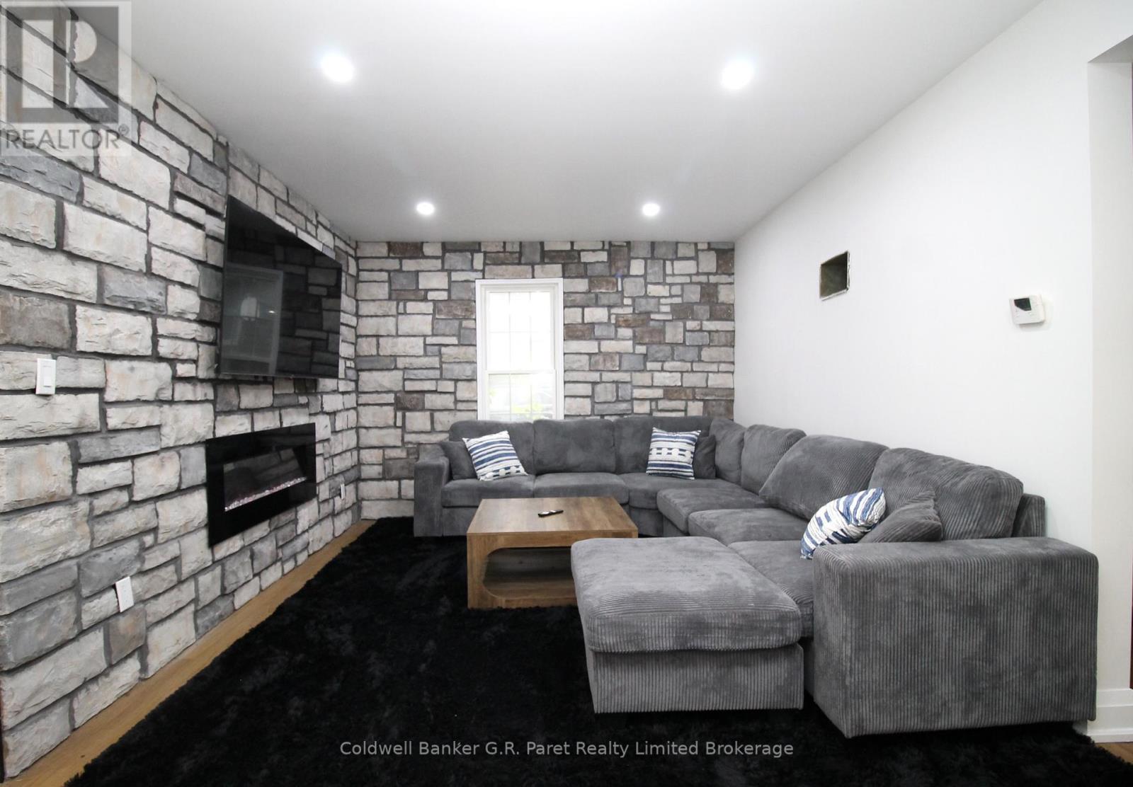 Property at 217 FOREST STREET W image 4