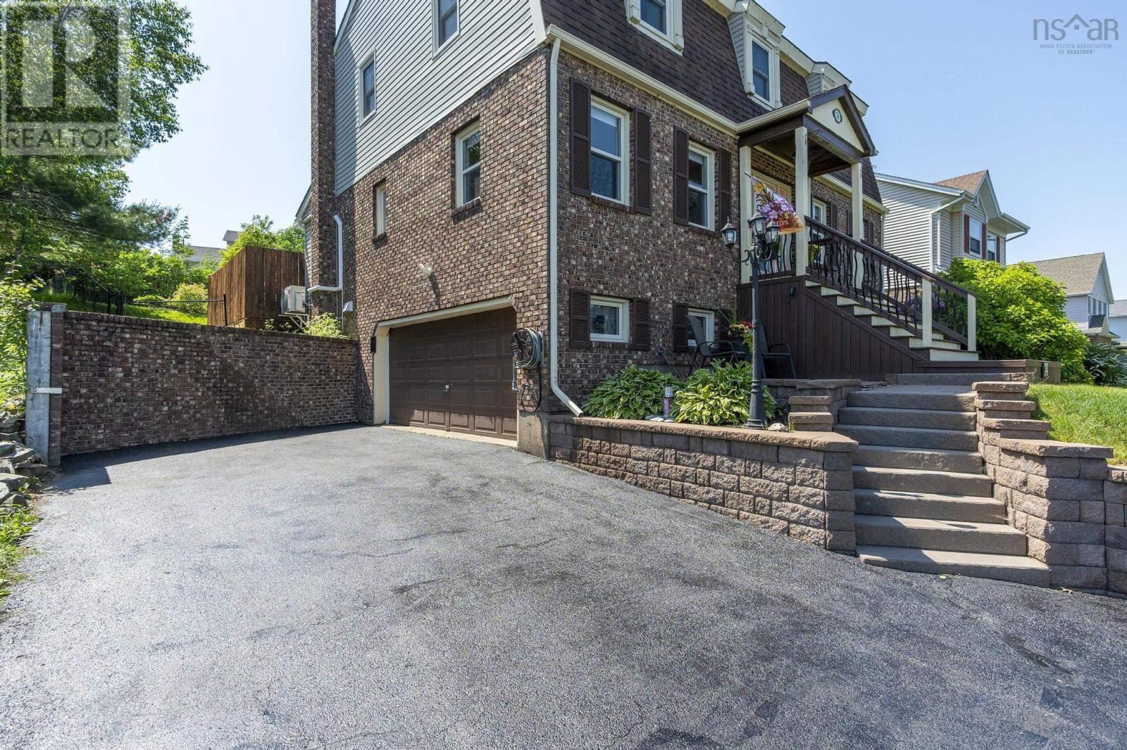Property at 74 Lakeshire Crescent image 2