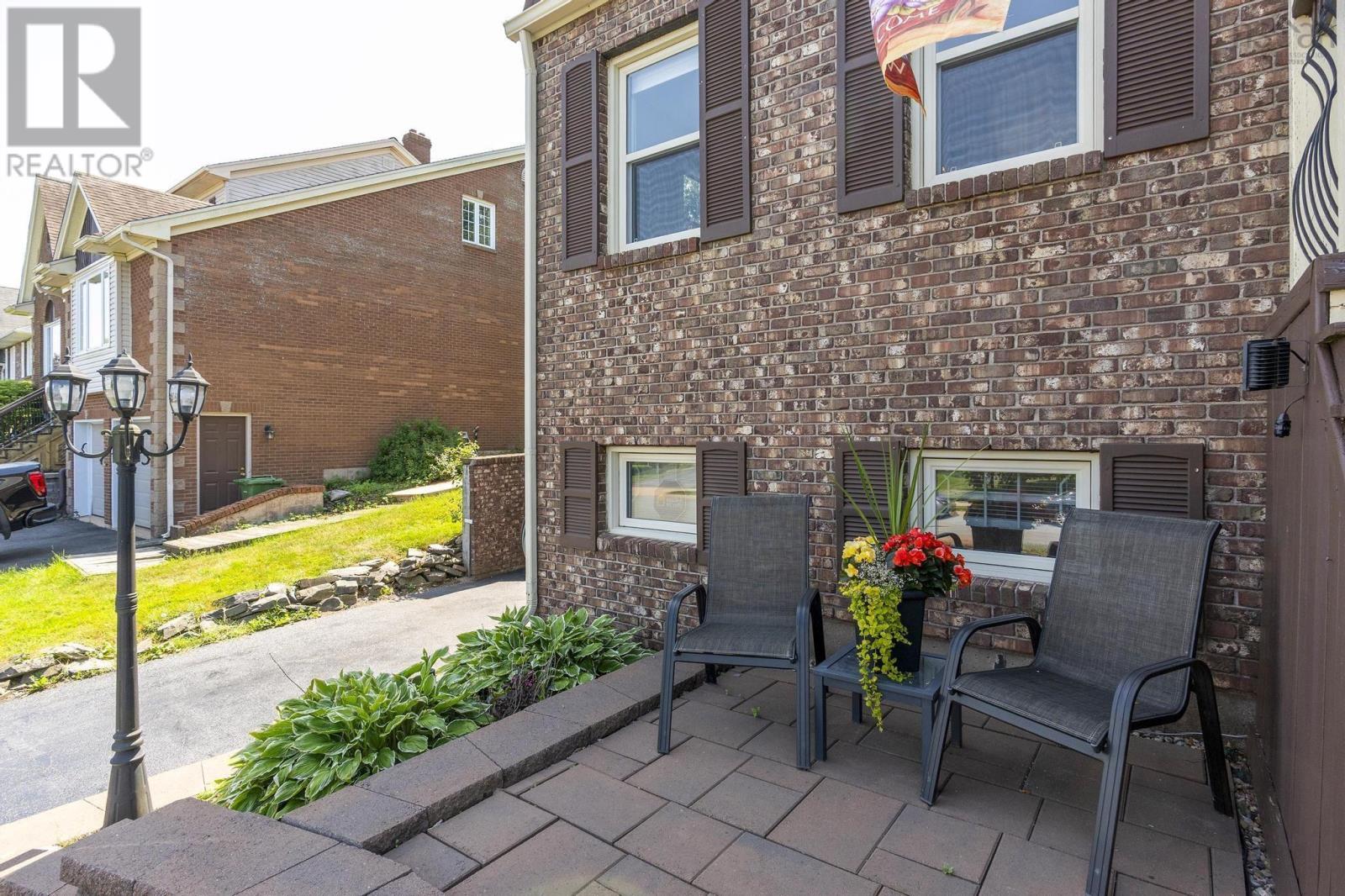 Property at 74 Lakeshire Crescent image 3