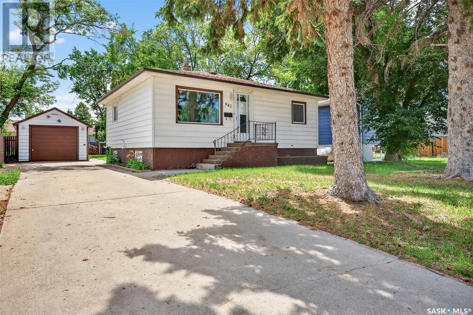 Property at 941 Vaughan STREET image 2