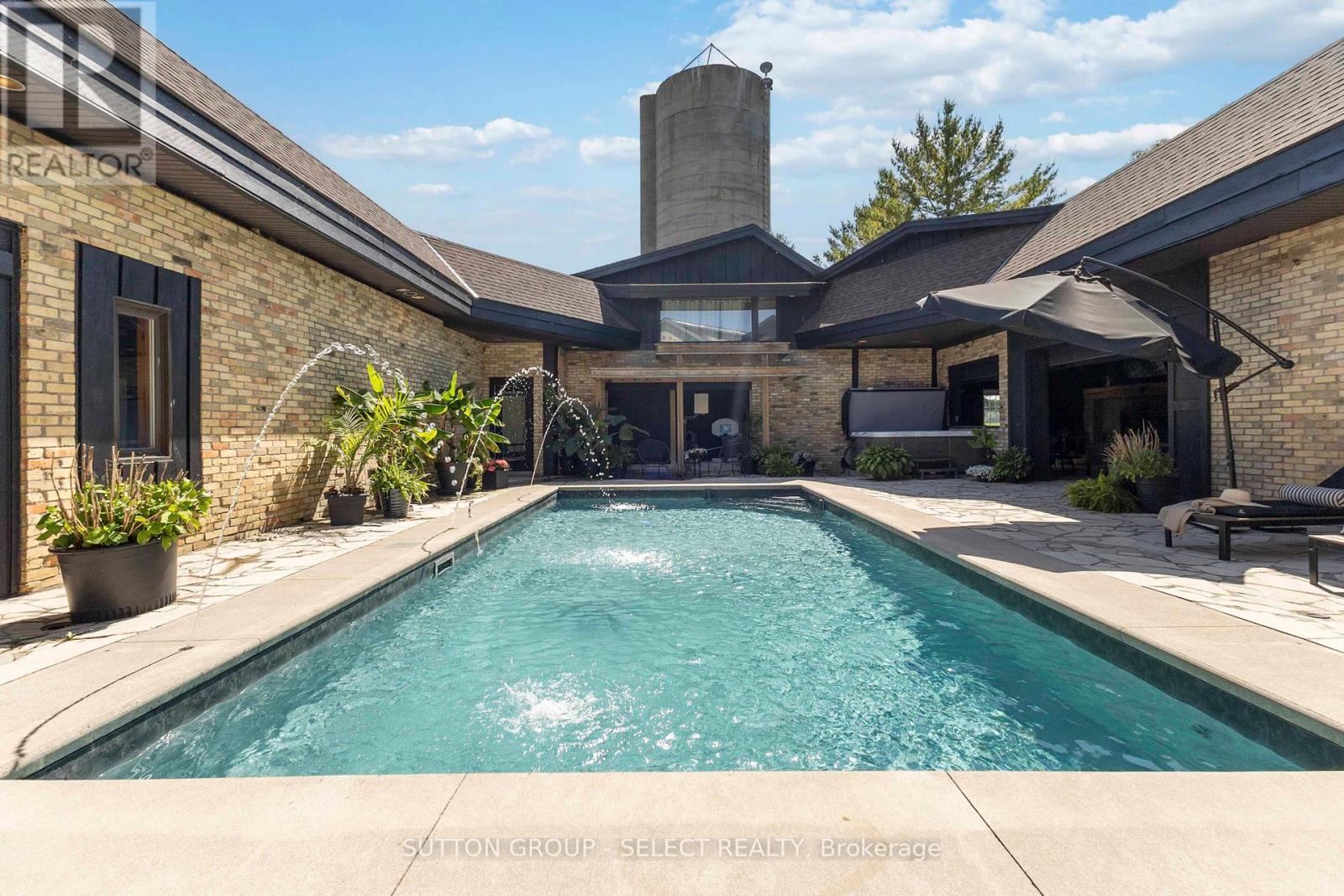 10096 Charlton Drive, Middlesex Centre, Ontario  N0M 1P0 - Photo 41 - X12256140