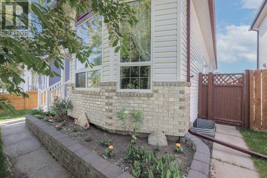 Property at 254 Coville Crescent NE image 2