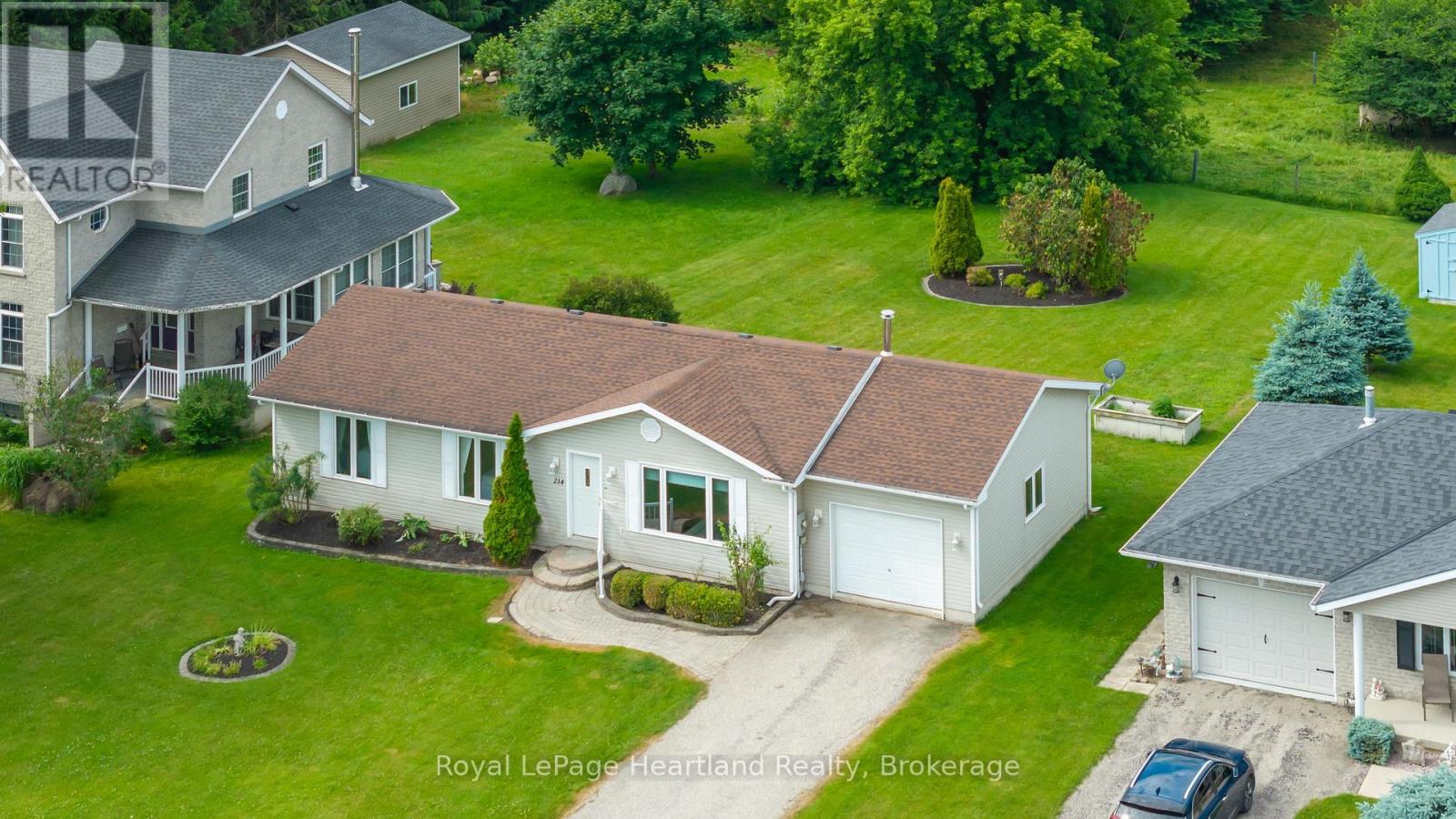 214 Margaret Street S, Minto, Ontario  N0G 1Z0 - Photo 4 - X12256239