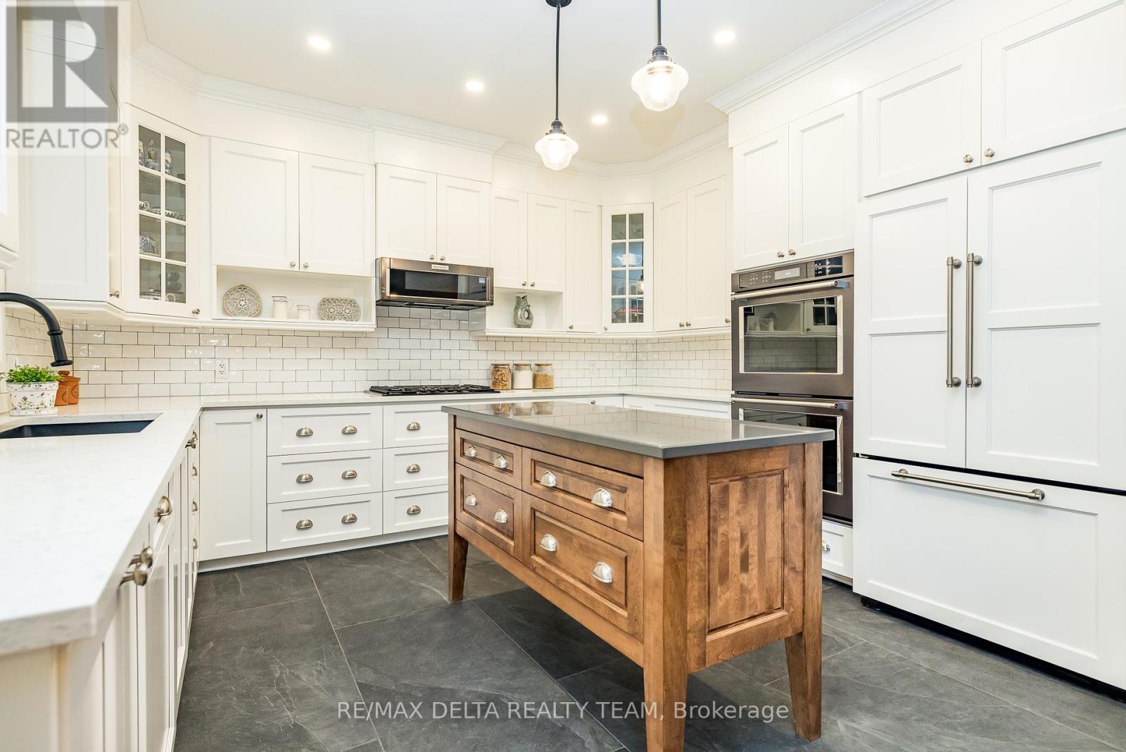 Property at 1779 HEATHERSTONE CRESCENT image 4