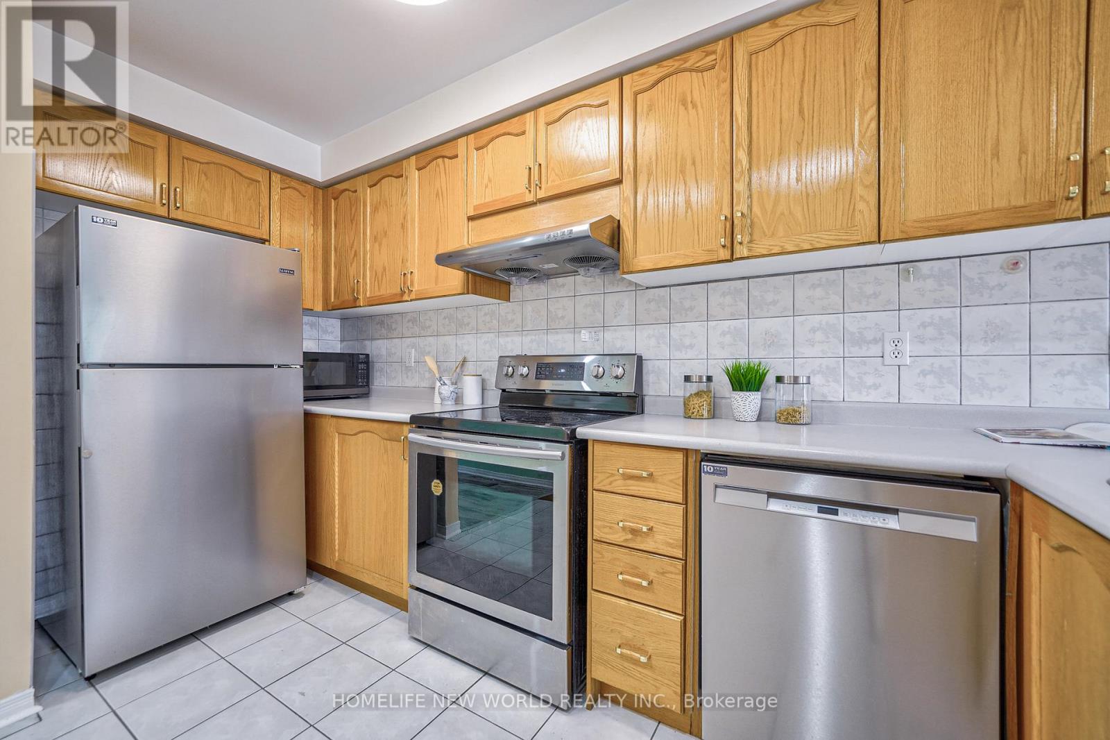 24 Ellesmere Street, Richmond Hill, Ontario  L4B 4E1 - Photo 4 - N12255946