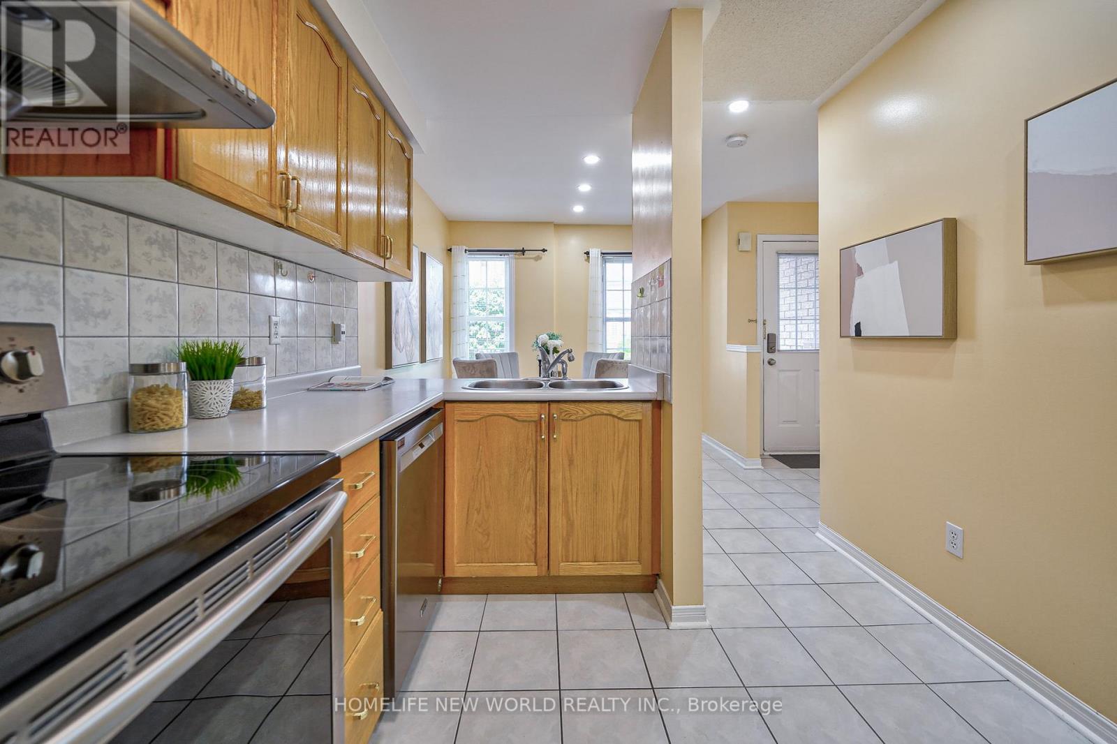 24 Ellesmere Street, Richmond Hill, Ontario  L4B 4E1 - Photo 6 - N12255946