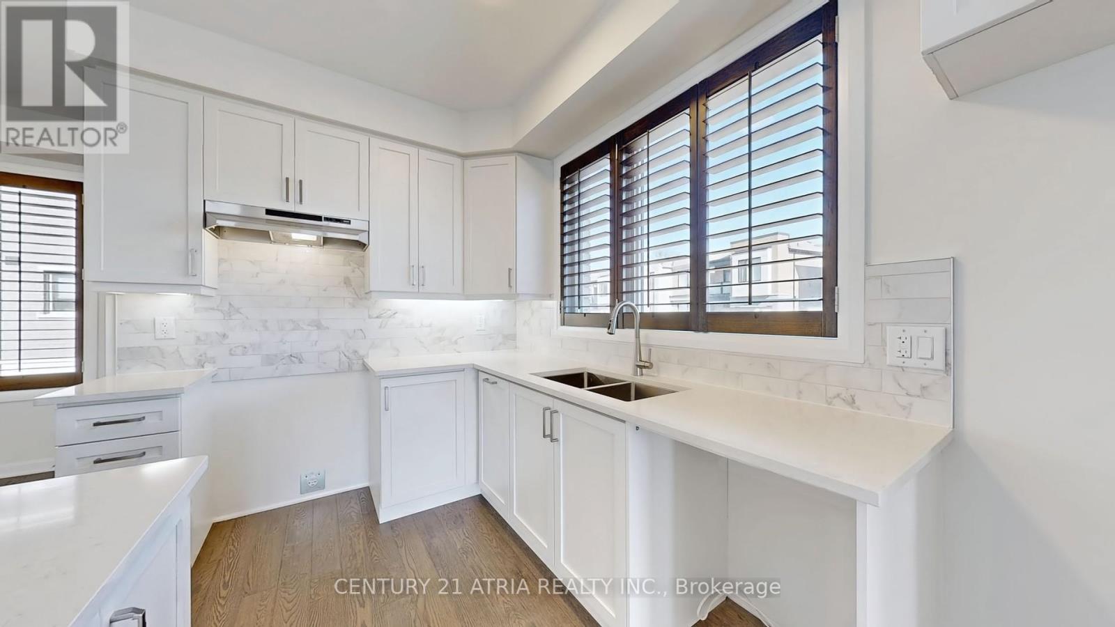 205 The Donway East, Toronto, Ontario  M3B 0B4 - Photo 18 - C12256152