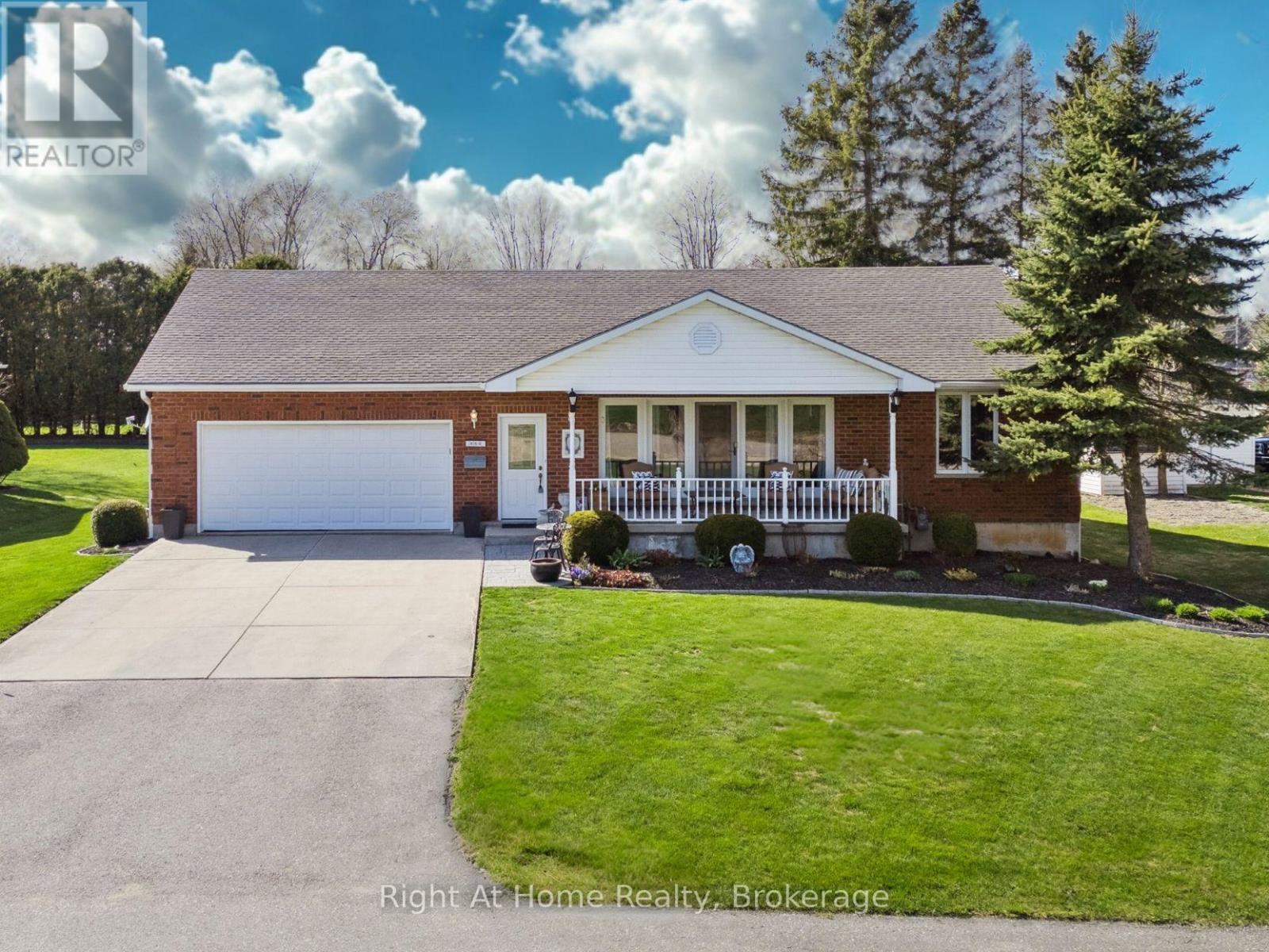 664 Maple Street, Huron East, Ontario  N0G 1H0 - Photo 1 - X12256338