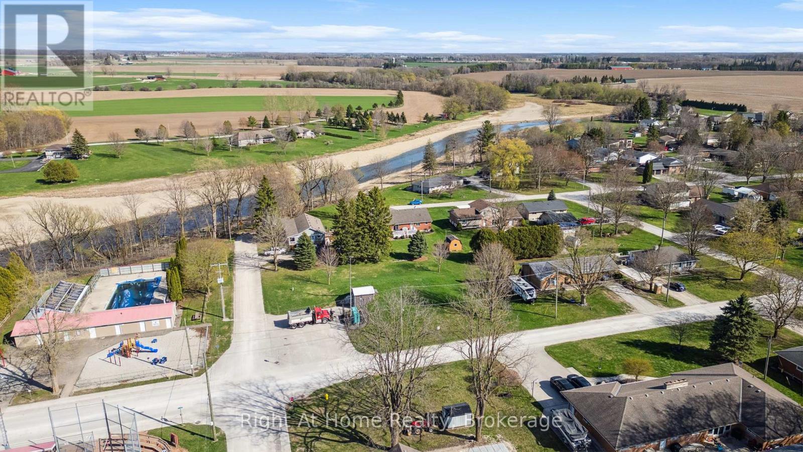 664 Maple Street, Huron East, Ontario  N0G 1H0 - Photo 32 - X12256338
