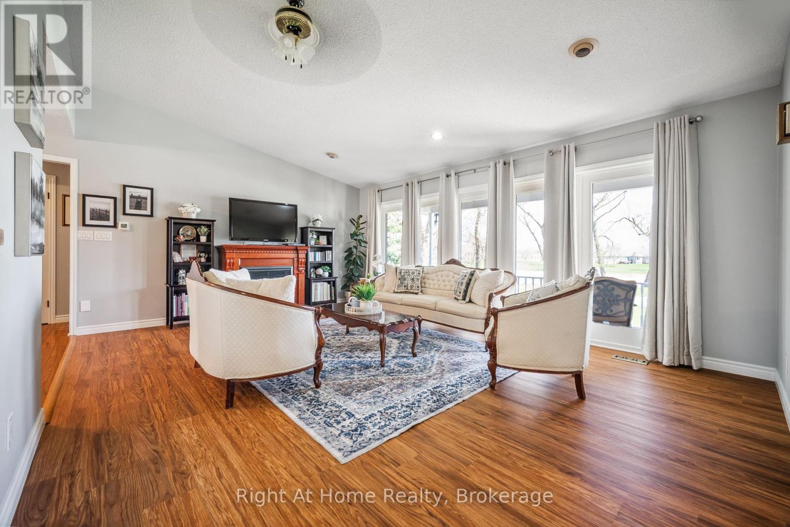664 Maple Street, Huron East, Ontario  N0G 1H0 - Photo 5 - X12256338