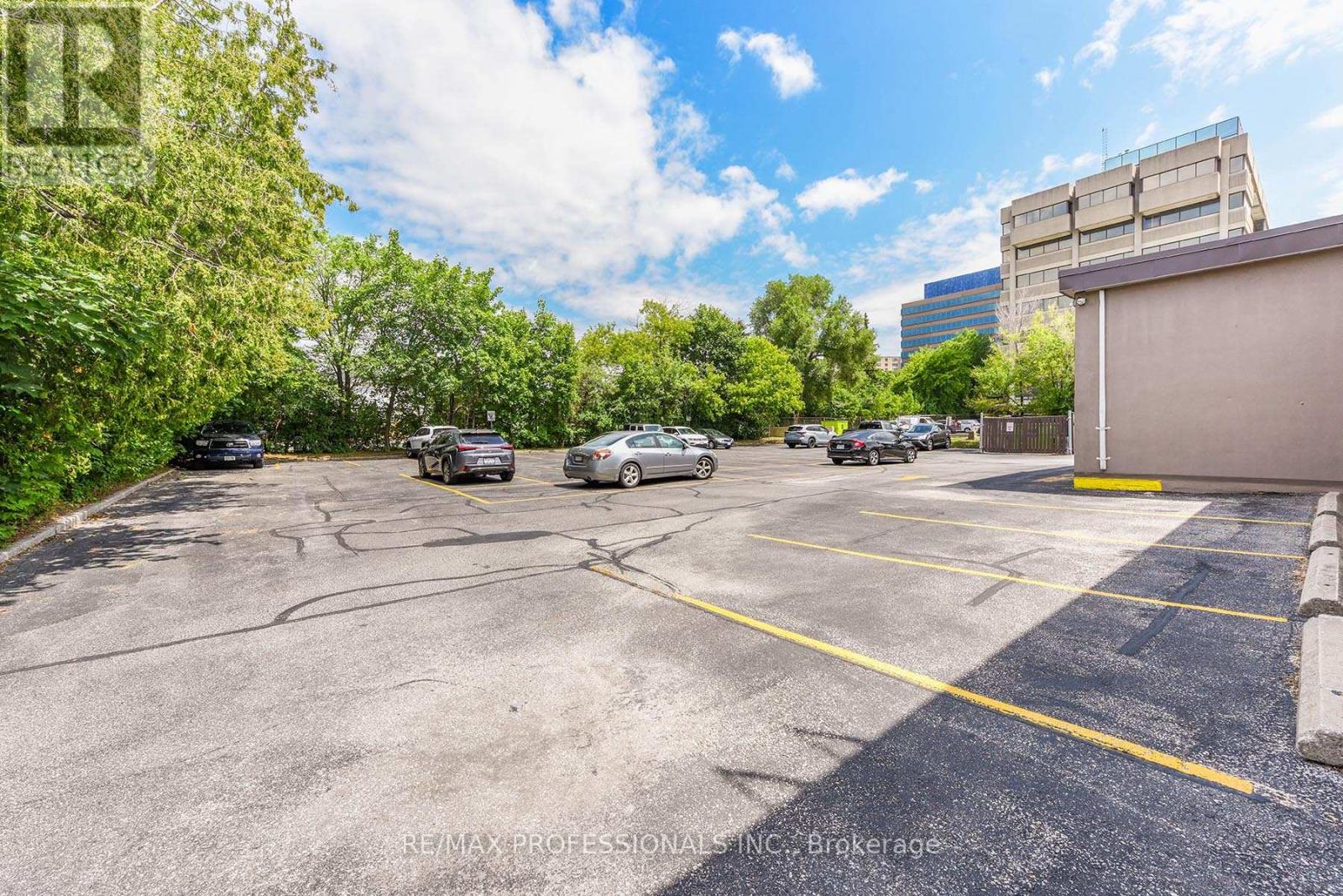 Property at 577 BURNHAMTHORPE ROAD image 4