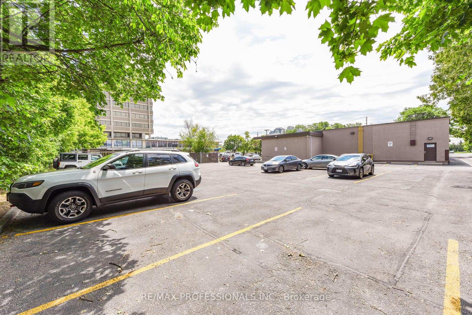Property at 577 BURNHAMTHORPE ROAD image 5