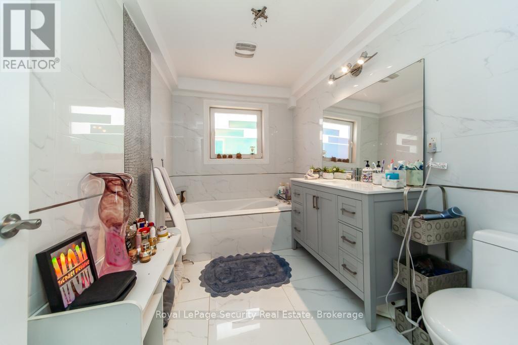 44 Woodgate Drive, Toronto, Ontario  M6N 4W3 - Photo 20 - W12256210