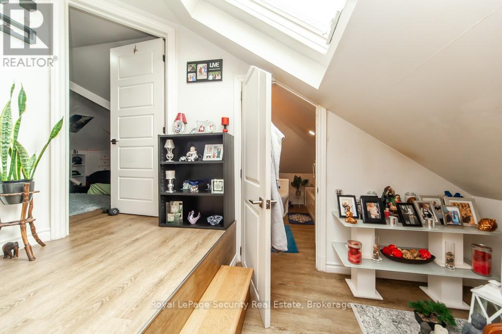 44 Woodgate Drive, Toronto, Ontario  M6N 4W3 - Photo 28 - W12256210