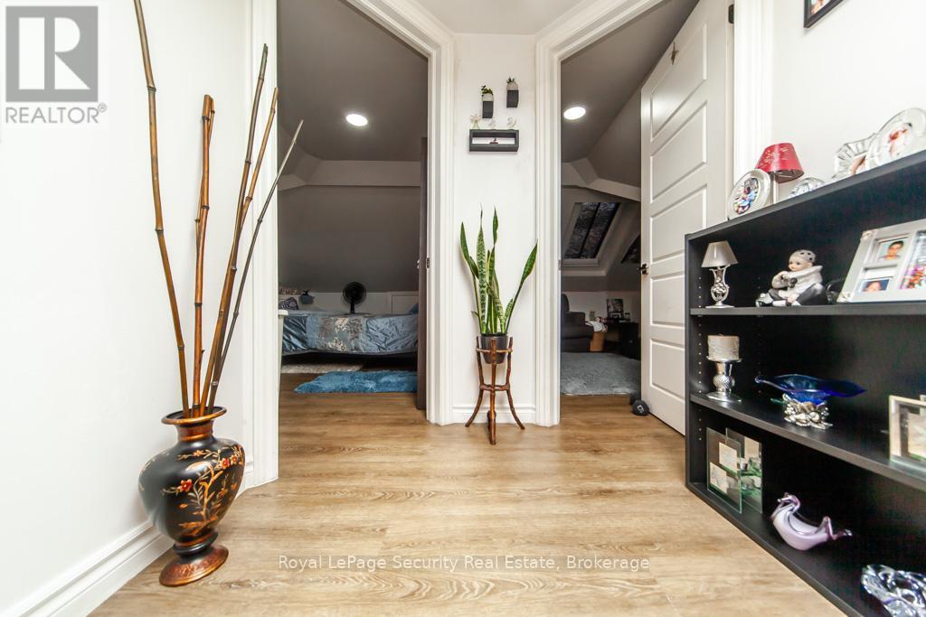 44 Woodgate Drive, Toronto, Ontario  M6N 4W3 - Photo 29 - W12256210