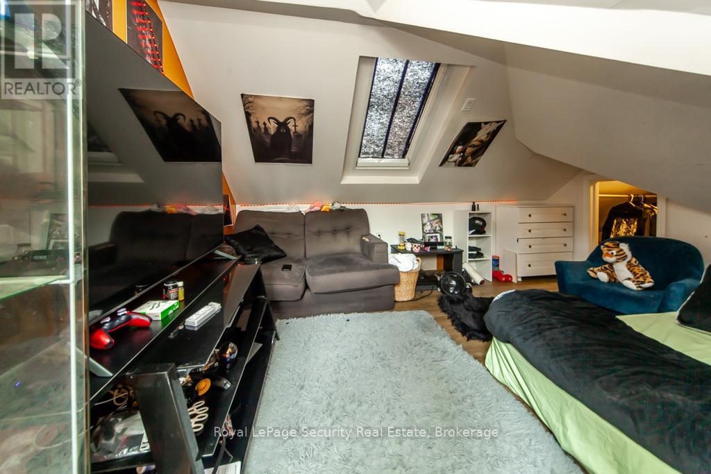 44 Woodgate Drive, Toronto, Ontario  M6N 4W3 - Photo 32 - W12256210