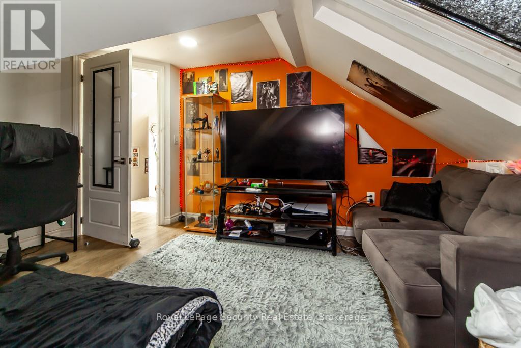 44 Woodgate Drive, Toronto, Ontario  M6N 4W3 - Photo 33 - W12256210