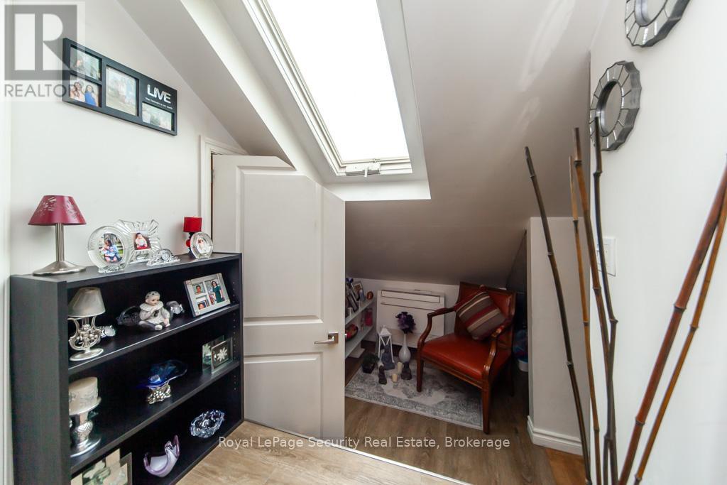 44 Woodgate Drive, Toronto, Ontario  M6N 4W3 - Photo 34 - W12256210