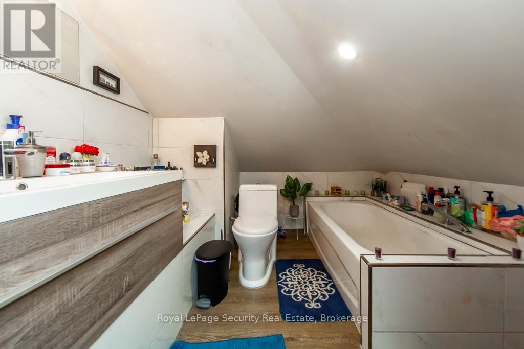 44 Woodgate Drive, Toronto, Ontario  M6N 4W3 - Photo 35 - W12256210