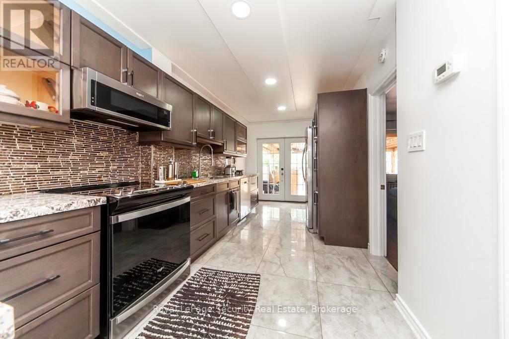 44 Woodgate Drive, Toronto, Ontario  M6N 4W3 - Photo 7 - W12256210