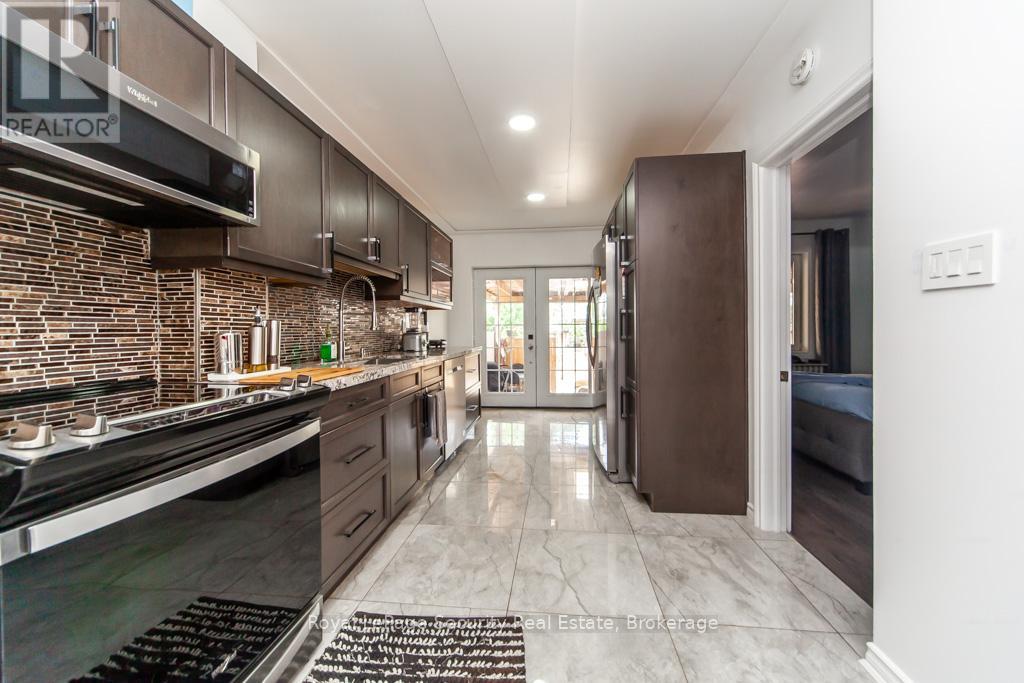 44 Woodgate Drive, Toronto, Ontario  M6N 4W3 - Photo 8 - W12256210