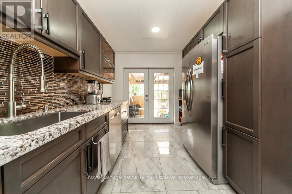 44 Woodgate Drive, Toronto, Ontario  M6N 4W3 - Photo 9 - W12256210