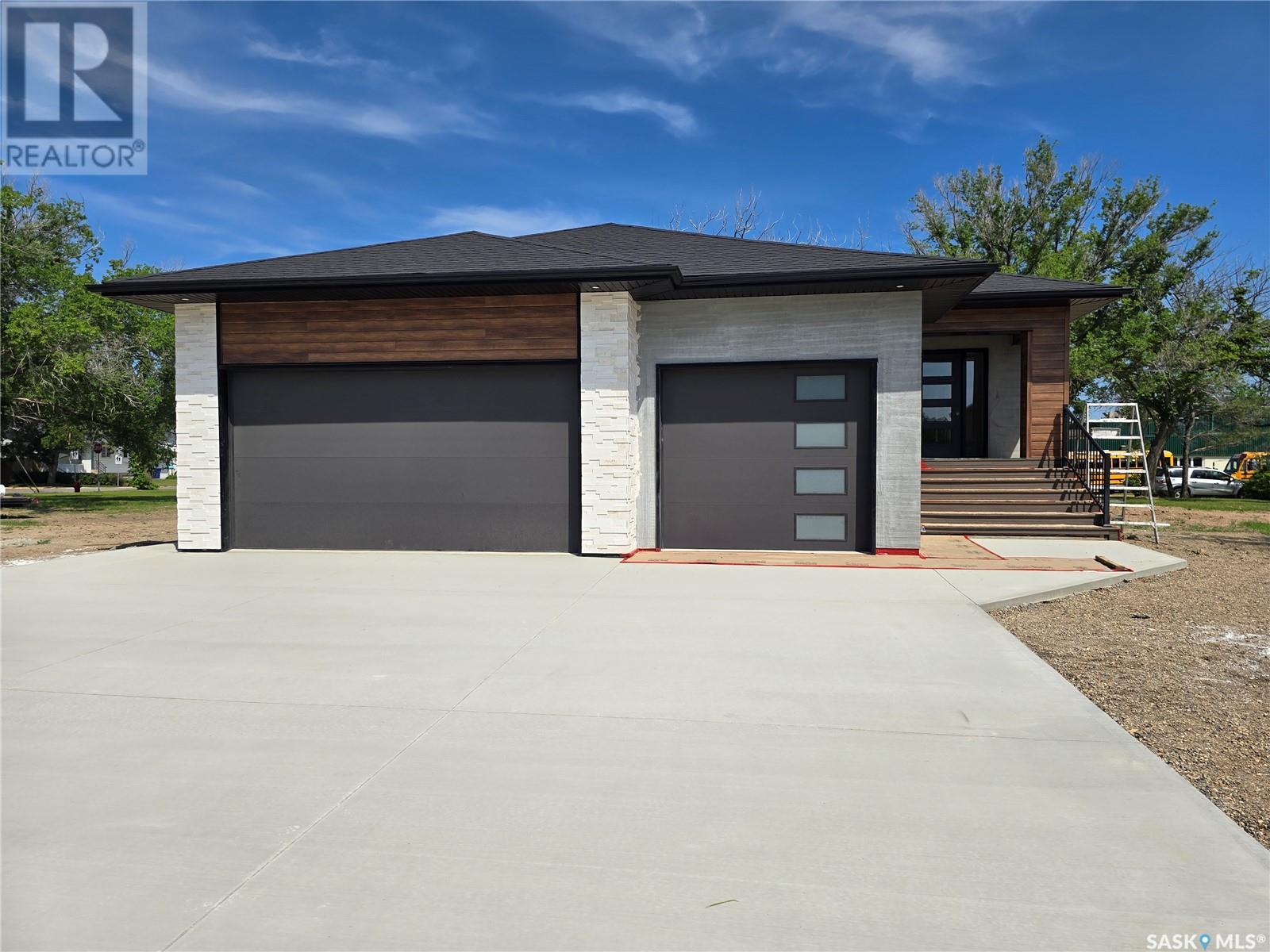44 KENNEY CRESCENT, Weyburn, Saskatchewan