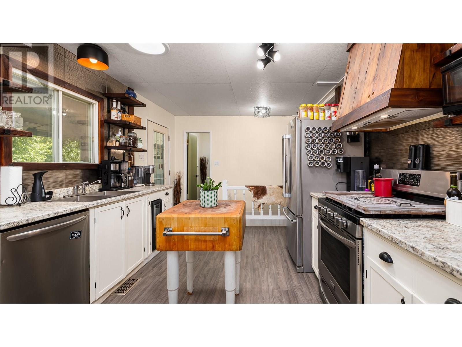 9005 3 & 95 Highway, Yahk, British Columbia  V0B 2P0 - Photo 12 - 10354372