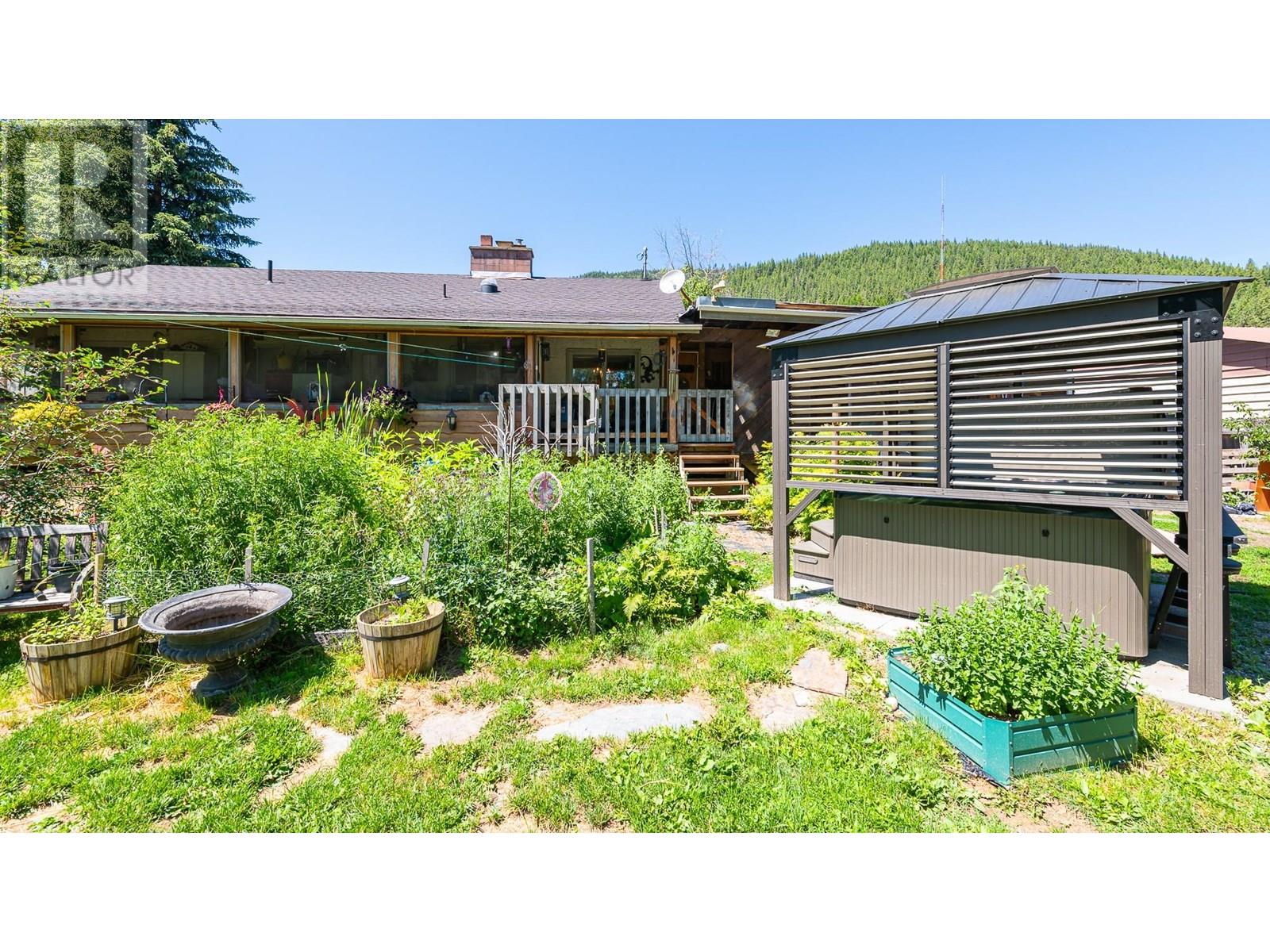 9005 3 & 95 Highway, Yahk, British Columbia  V0B 2P0 - Photo 35 - 10354372