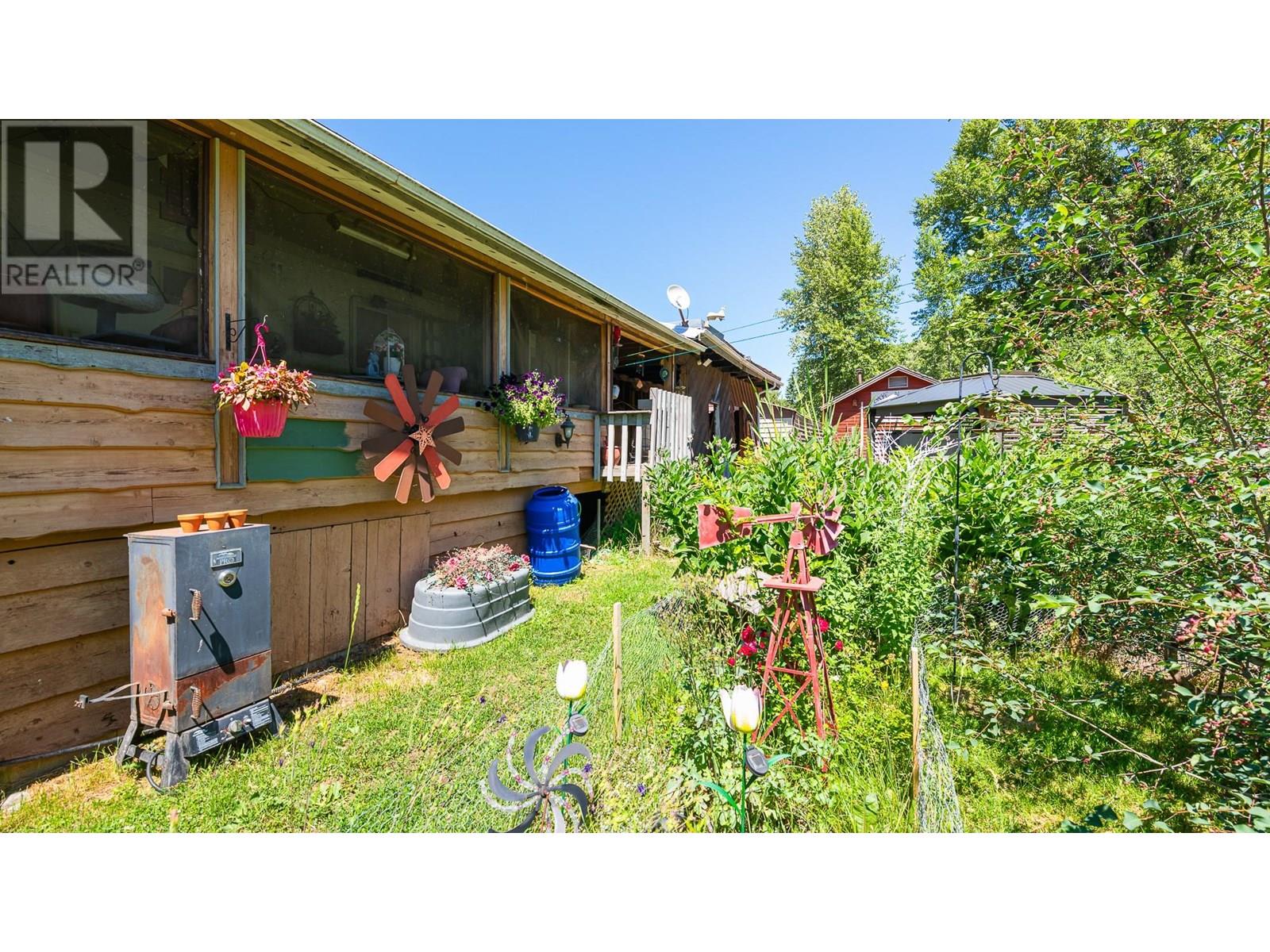 9005 3 & 95 Highway, Yahk, British Columbia  V0B 2P0 - Photo 32 - 10354372