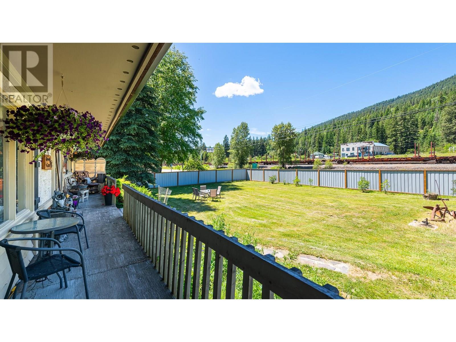 9005 3 & 95 Highway, Yahk, British Columbia  V0B 2P0 - Photo 25 - 10354372