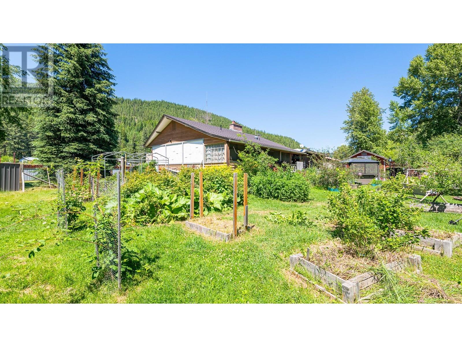 9005 3 & 95 Highway, Yahk, British Columbia  V0B 2P0 - Photo 31 - 10354372