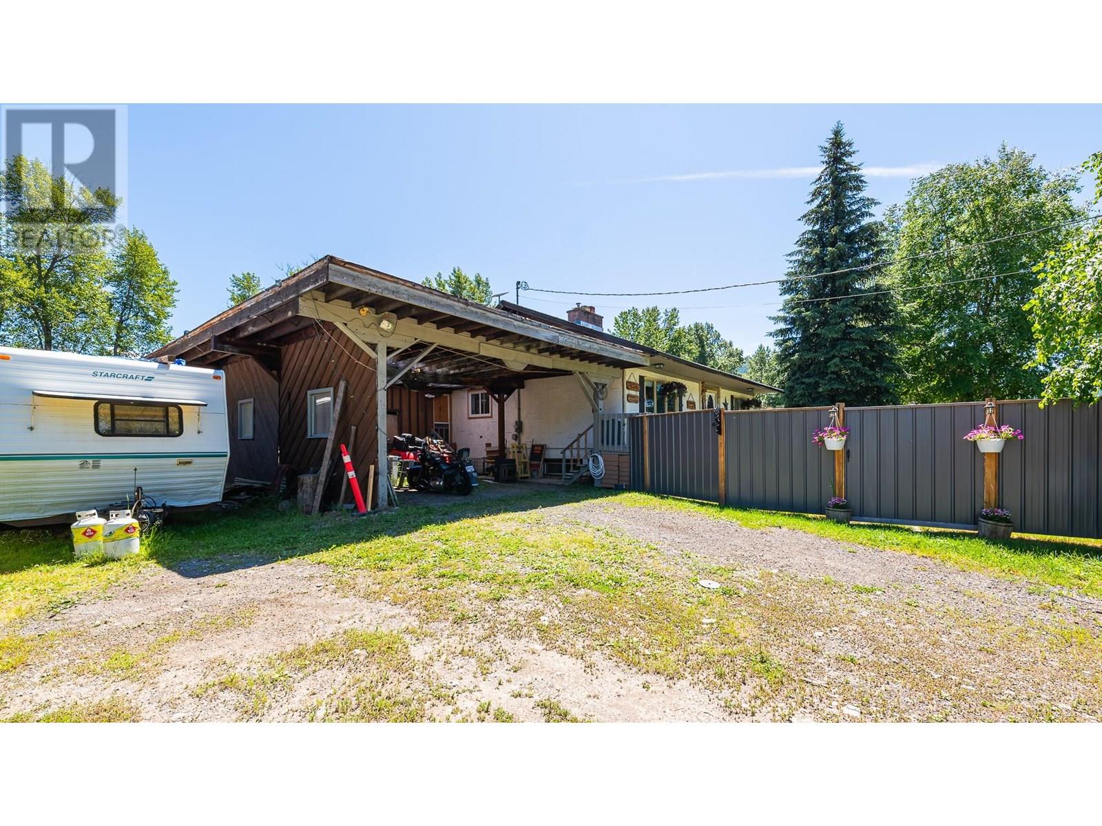 9005 3 & 95 Highway, Yahk, British Columbia  V0B 2P0 - Photo 50 - 10354372