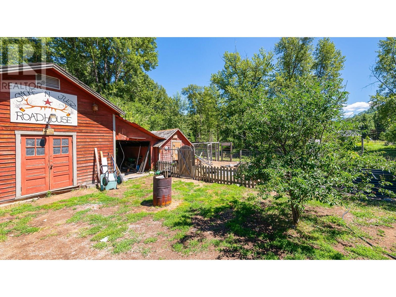 9005 3 & 95 Highway, Yahk, British Columbia  V0B 2P0 - Photo 42 - 10354372