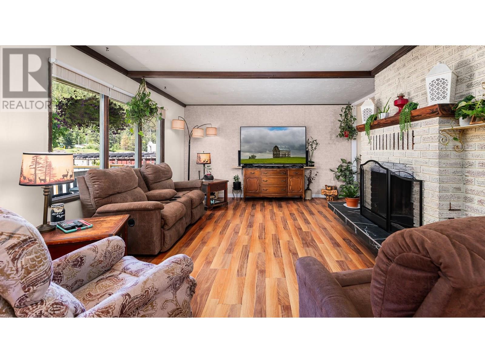 9005 3 & 95 Highway, Yahk, British Columbia  V0B 2P0 - Photo 9 - 10354372