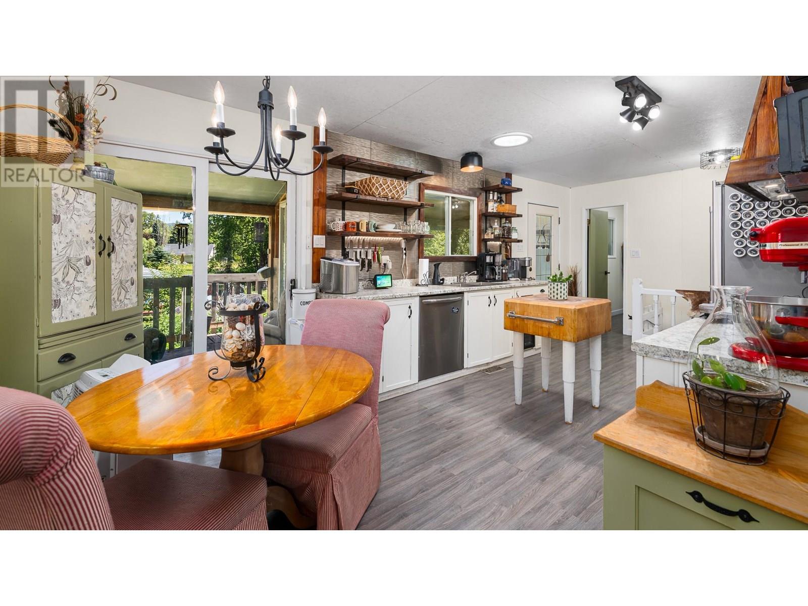 9005 3 & 95 Highway, Yahk, British Columbia  V0B 2P0 - Photo 11 - 10354372