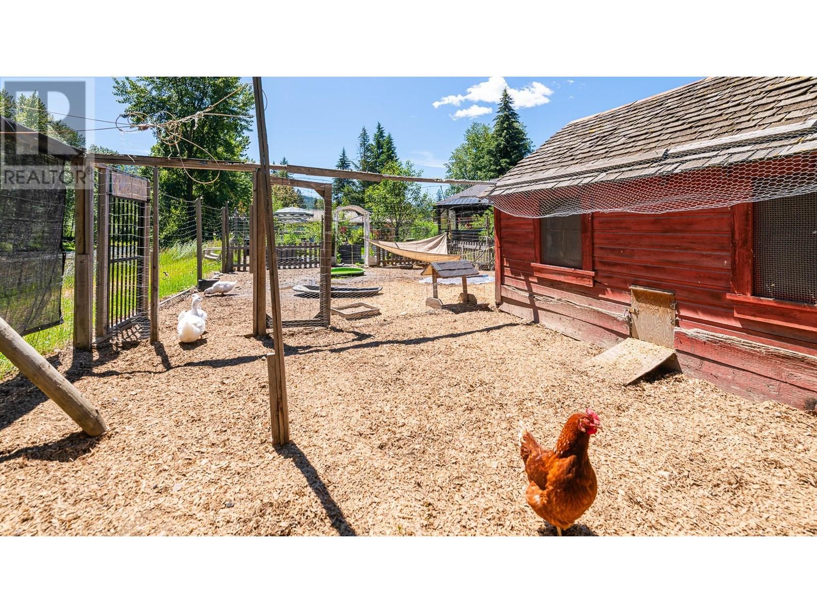 9005 3 & 95 Highway, Yahk, British Columbia  V0B 2P0 - Photo 45 - 10354372