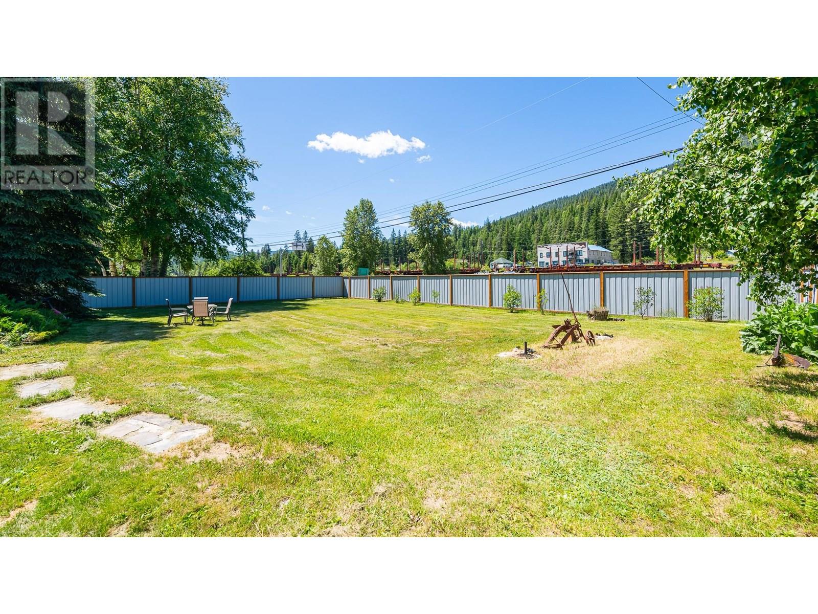 9005 3 & 95 Highway, Yahk, British Columbia  V0B 2P0 - Photo 27 - 10354372