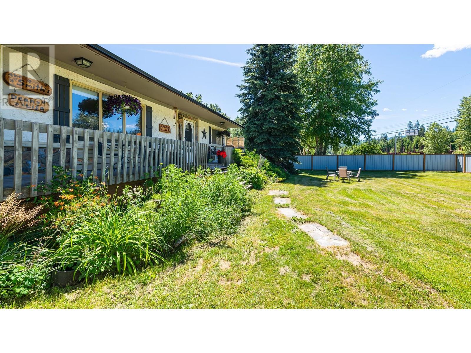 9005 3 & 95 Highway, Yahk, British Columbia  V0B 2P0 - Photo 26 - 10354372