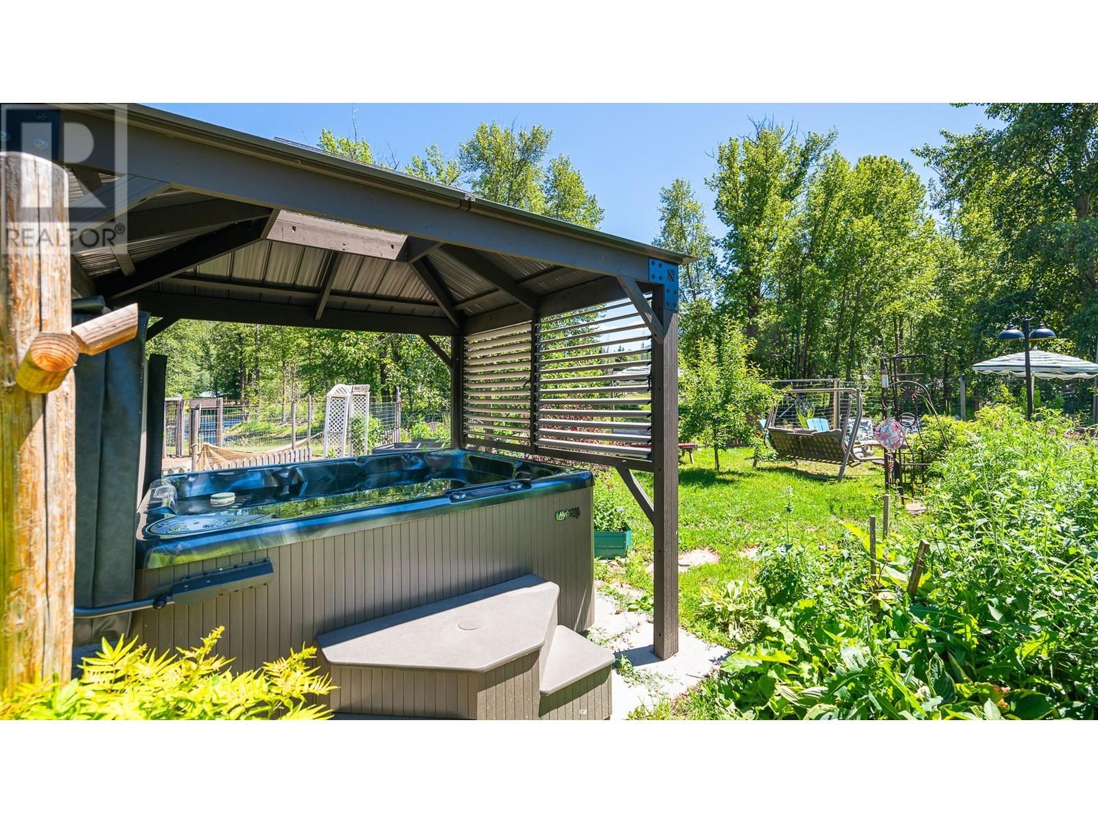 9005 3 & 95 Highway, Yahk, British Columbia  V0B 2P0 - Photo 4 - 10354372