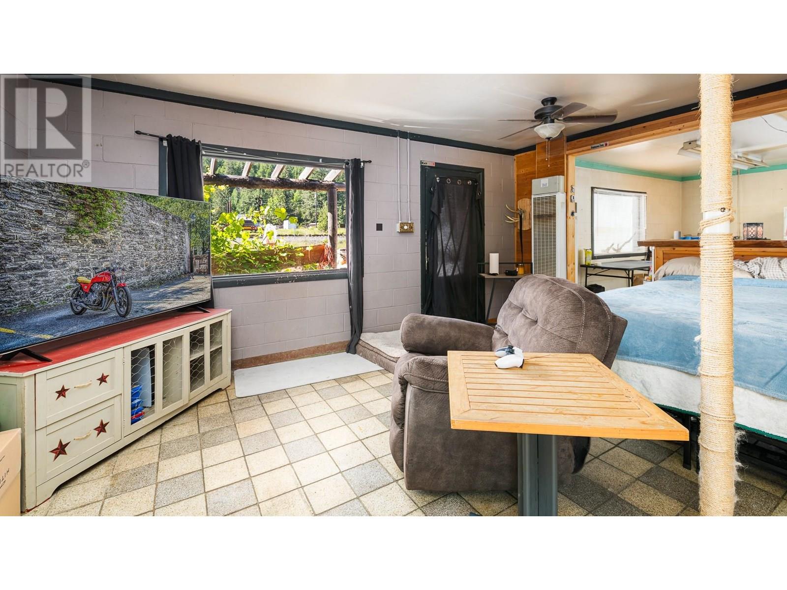 9005 3 & 95 Highway, Yahk, British Columbia  V0B 2P0 - Photo 48 - 10354372