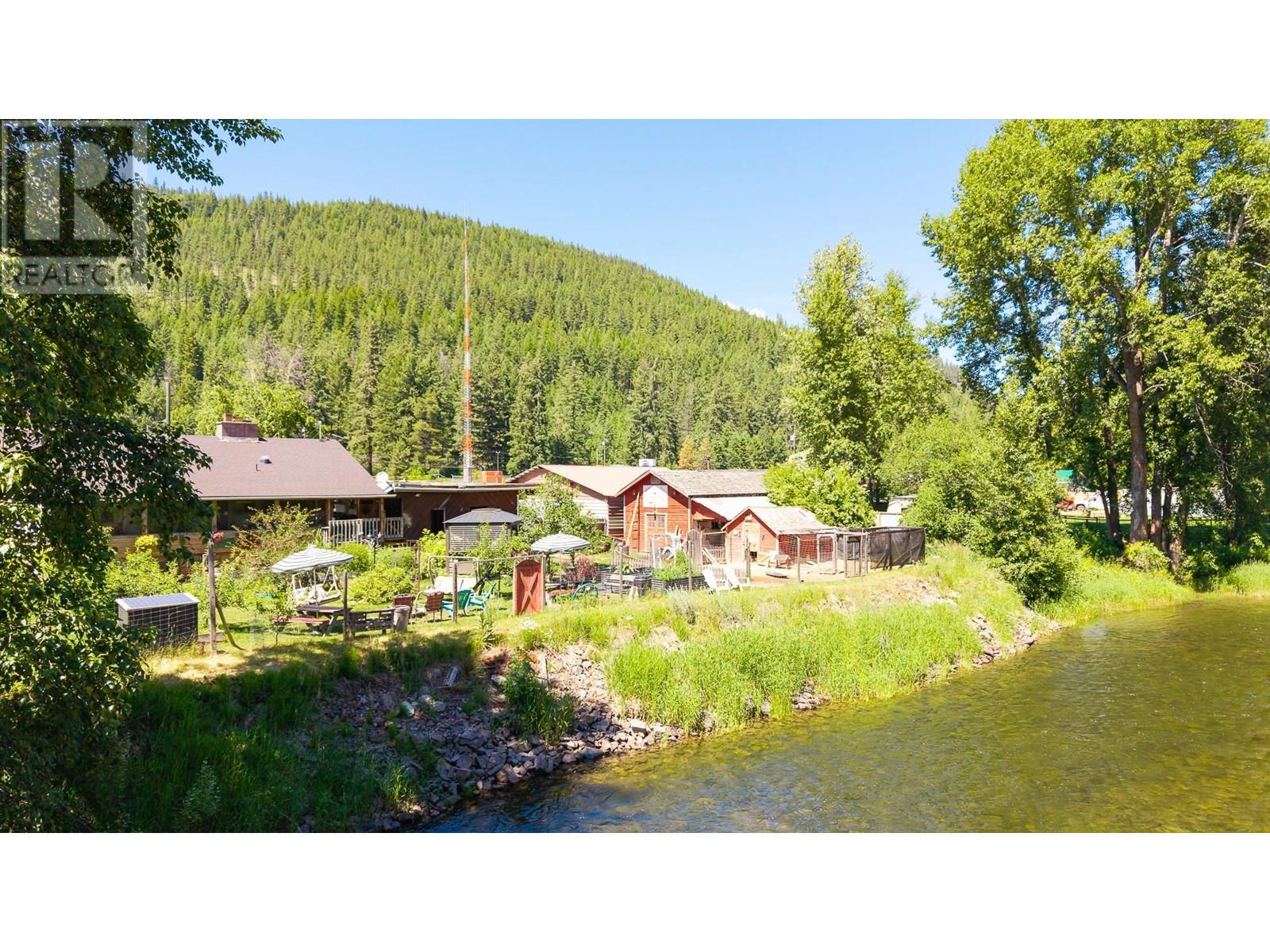 9005 3 & 95 Highway, Yahk, British Columbia  V0B 2P0 - Photo 56 - 10354372