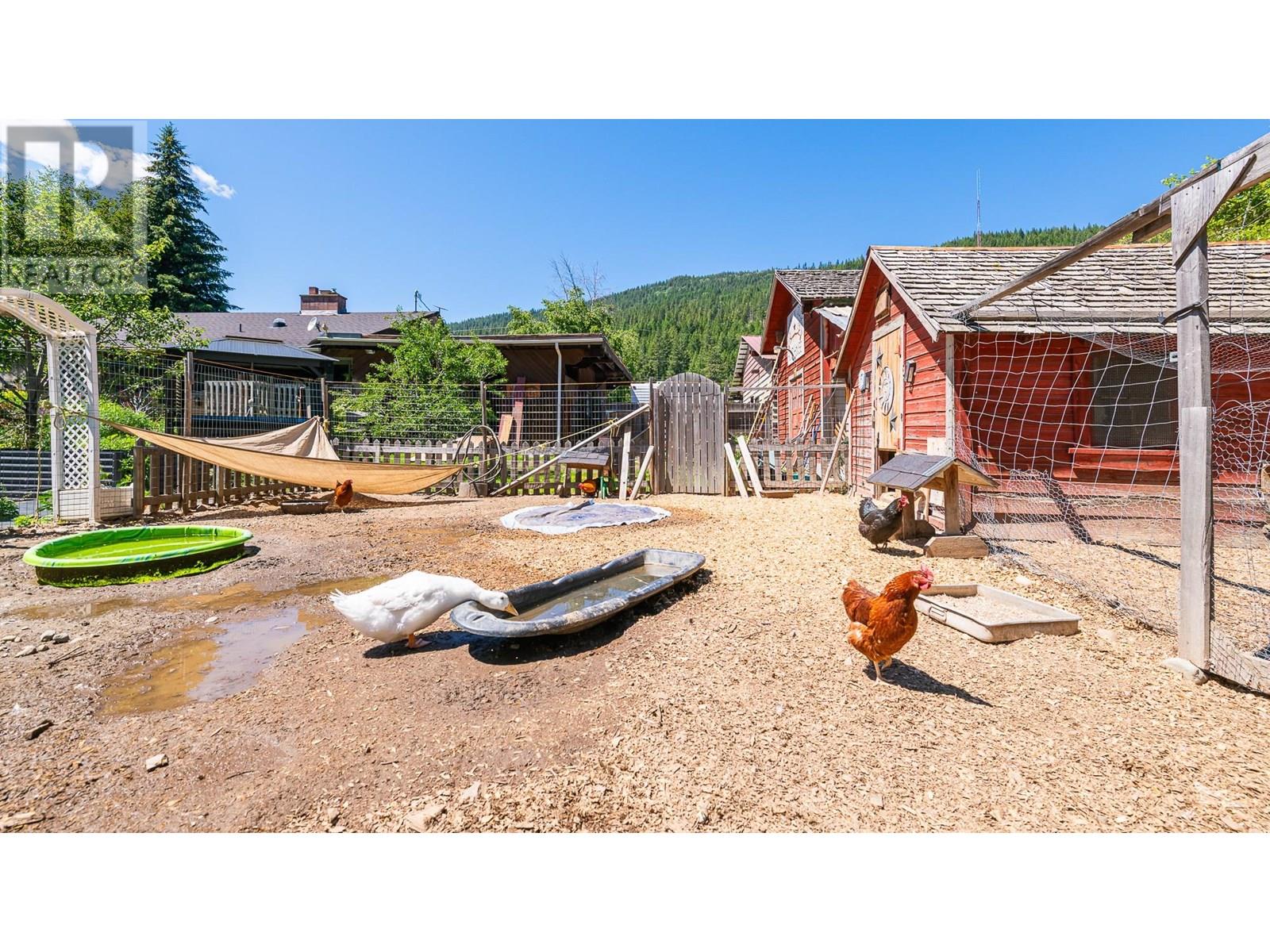 9005 3 & 95 Highway, Yahk, British Columbia  V0B 2P0 - Photo 44 - 10354372