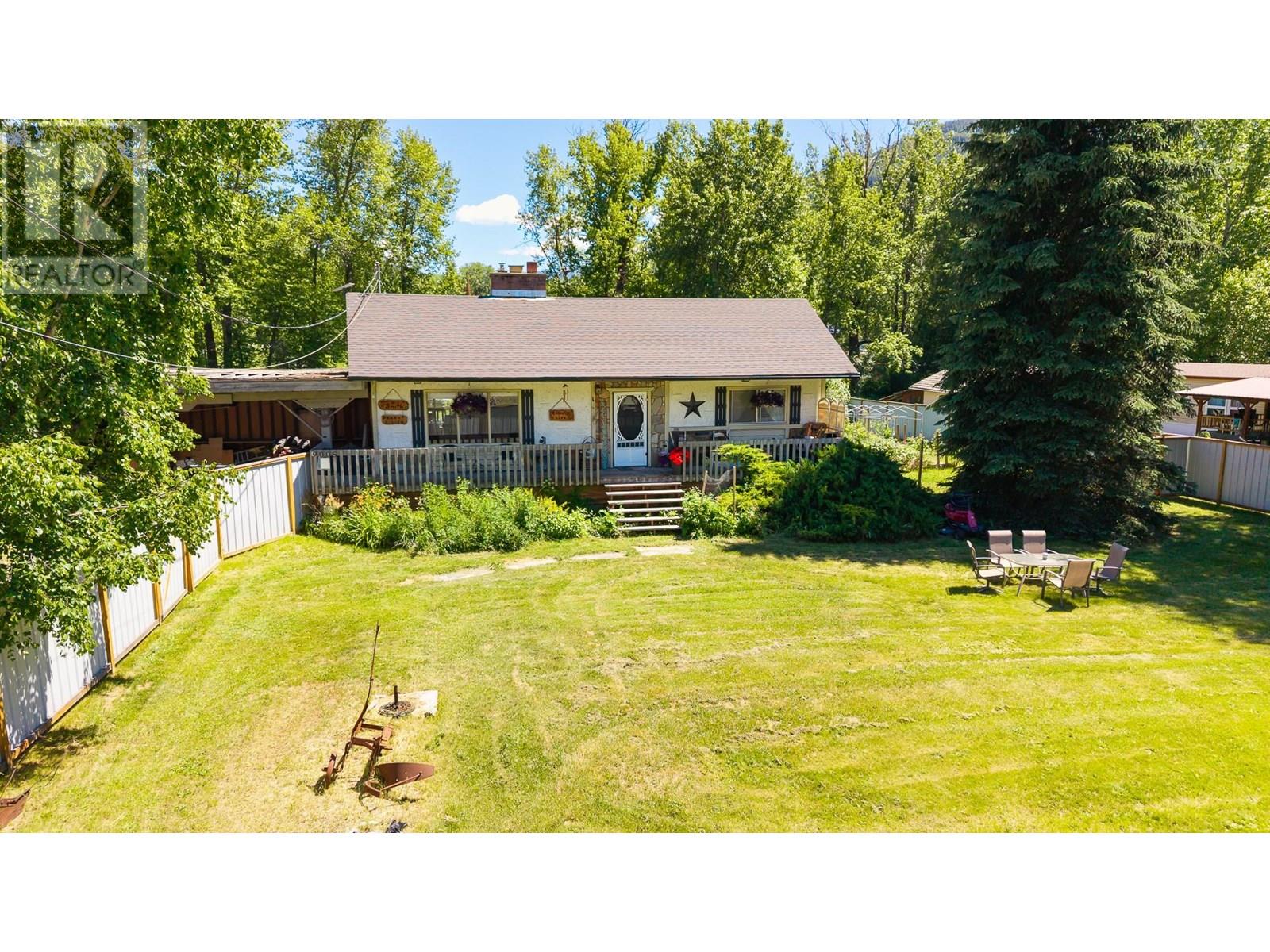 9005 3 & 95 Highway, Yahk, British Columbia  V0B 2P0 - Photo 5 - 10354372