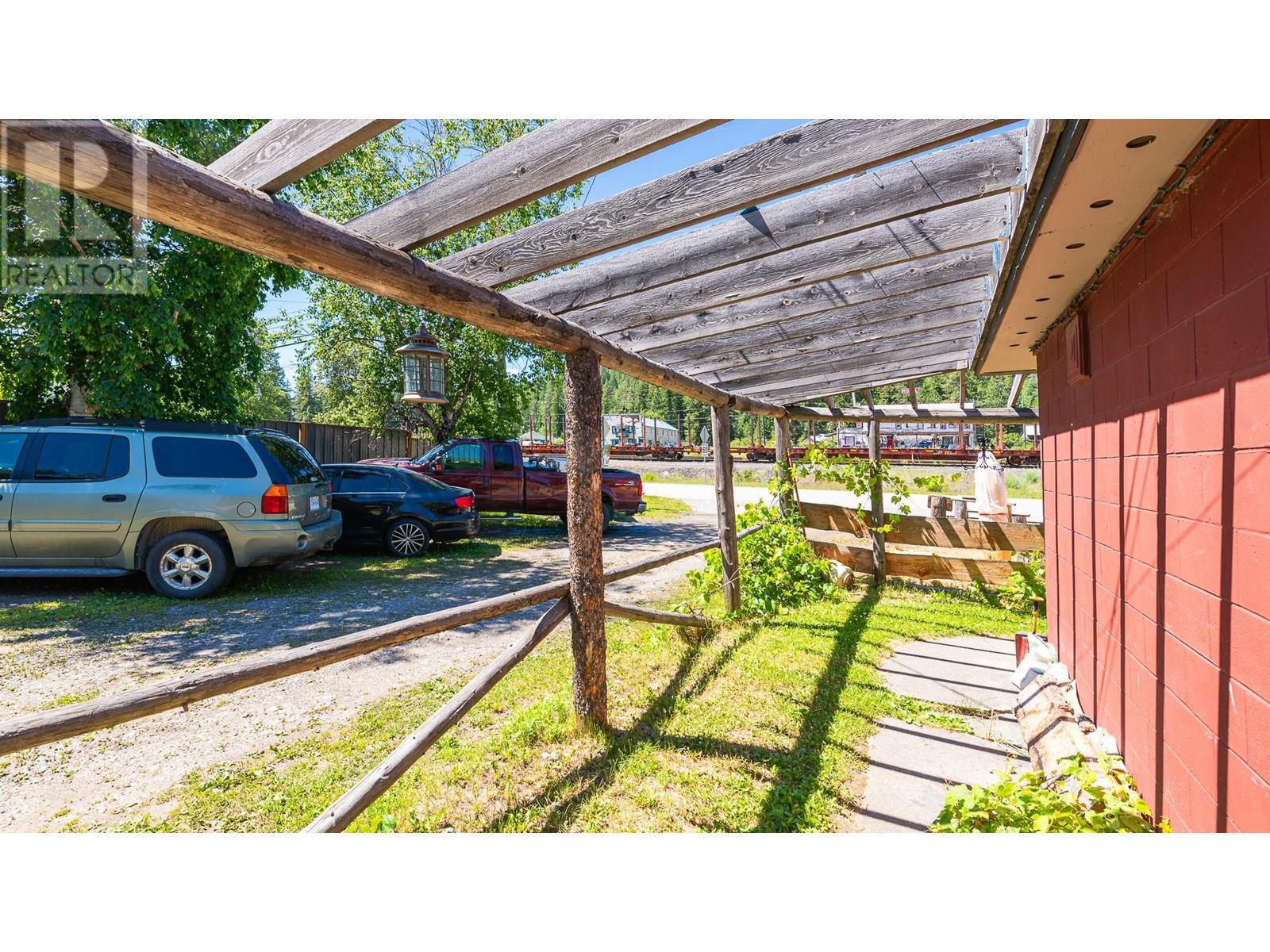 9005 3 & 95 Highway, Yahk, British Columbia  V0B 2P0 - Photo 47 - 10354372