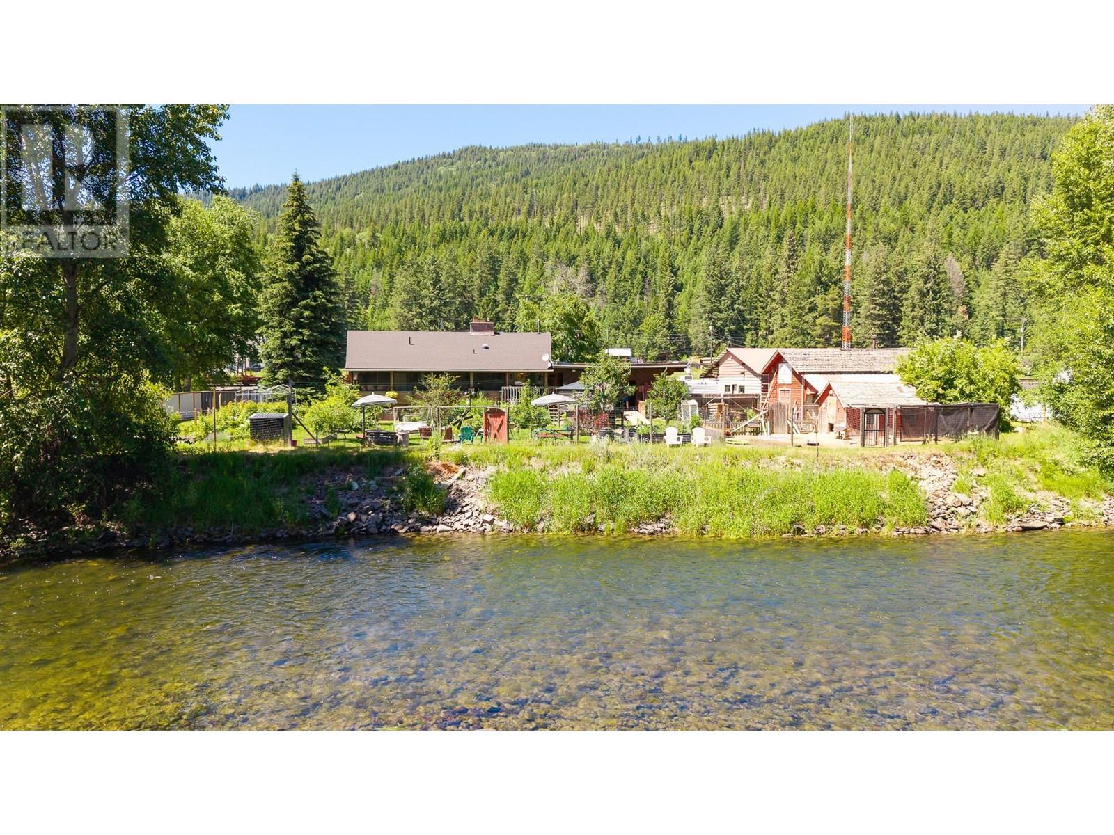 9005 3 & 95 Highway, Yahk, British Columbia  V0B 2P0 - Photo 2 - 10354372