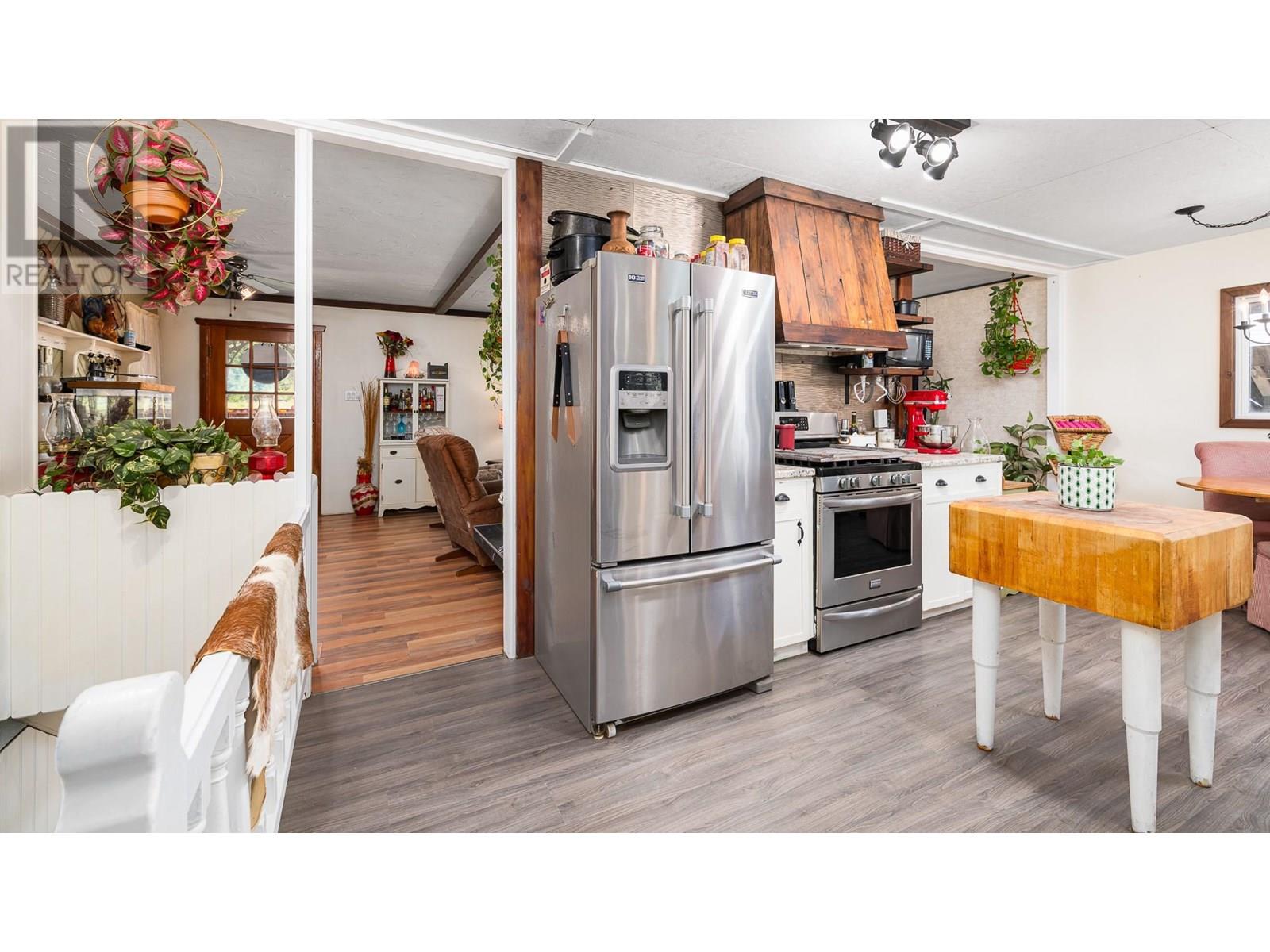 9005 3 & 95 Highway, Yahk, British Columbia  V0B 2P0 - Photo 13 - 10354372